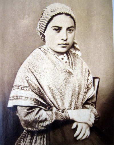 Sv. Bernadetta (zdroj Wikipedie) Zjevení Panny Marie v Lurdech