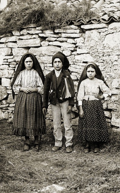 Lúcia Santos (vlevo) a její sestřenice a bratranec Jacinta a Francisco Marto, 1917 Zjevení Panny Marie ve Fatimě