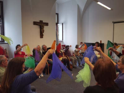 Video: Zábavné tance vsedě a cvičení na židli