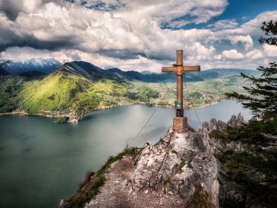 Kříž není nástrojem Boží škodolibosti, ale paradoxní Boží lásky a vykoupení