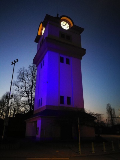 Týnišťská věž bude již potřetí svítit modře