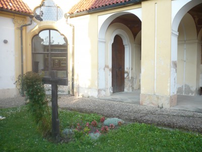 Poutní areál při kostele Panny Marie Vítězné na Bílé Hoře vysílá S.O.S.
